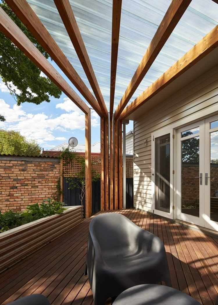 Telhado de terraço de madeira-terraço-piso de madeira-cadeira preta