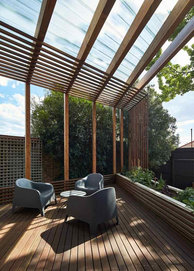 Telhado de terraço de madeira - terraço - piso de madeira - poltrona preta - mesa lateral redonda