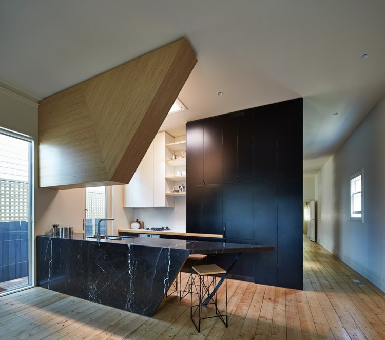 Telhado de terraço de madeira -kitchen-worktop-black-bar stool-wood