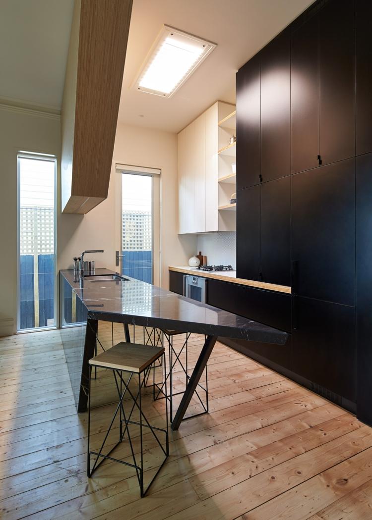 terraço de madeira cobertura-cozinha-piso de madeira-preto-bancada-frentes