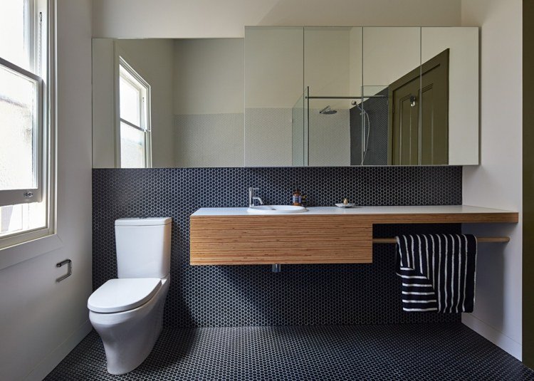 Telhado de terraço de madeira-banheiro-armário-espelho-preto-telhas-branco-lavatório