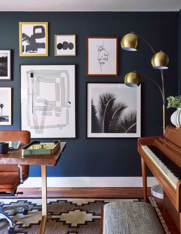 Madeira e cor combinam parede com mobília deco