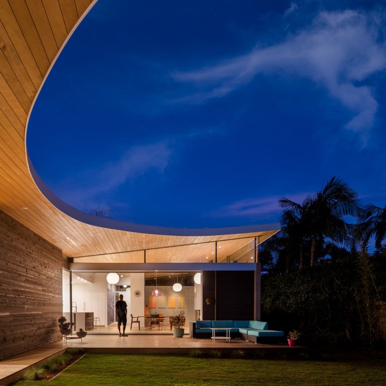 concreto à vista de madeira-sala de estar-área externa-terraço-iluminação-móveis ao ar livre