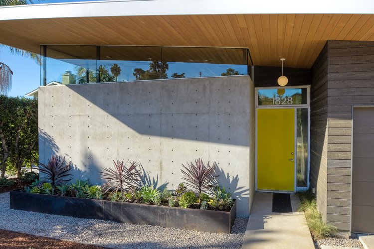 concreto à vista de madeira-sala de estar-porta da frente externa-casa número-cama elevada com jardim de pedra