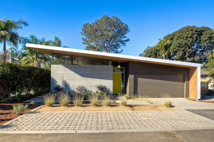 concreto à vista de madeira-espaço de vida-exterior-garagem-casa-rua