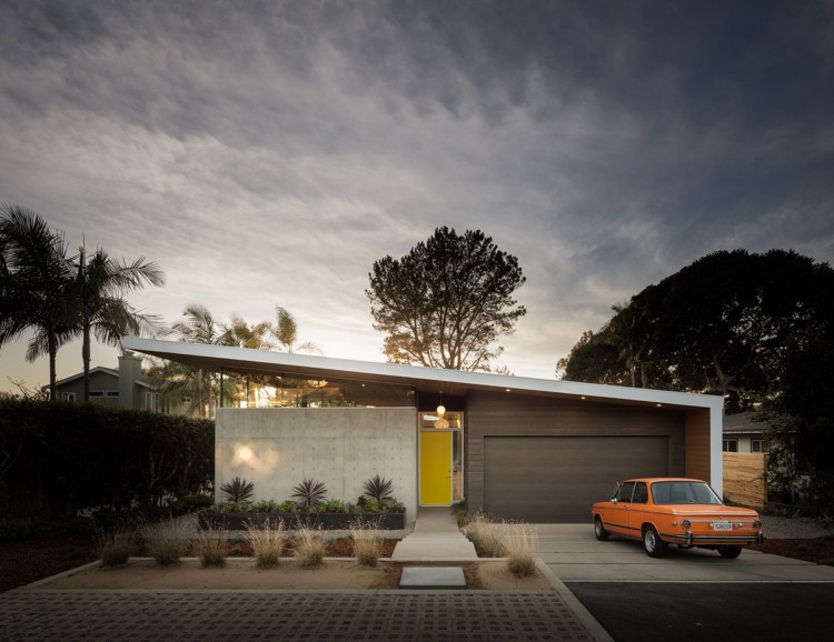 concreto à vista de madeira-sala de estar-exterior-garagem-quintal da frente-porta da frente