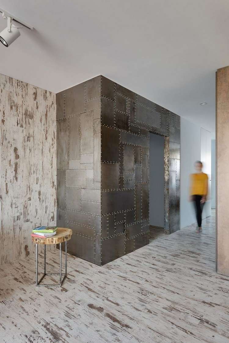 Madeira e aço minimalista-interior-placa de metal-rebites-corredor
