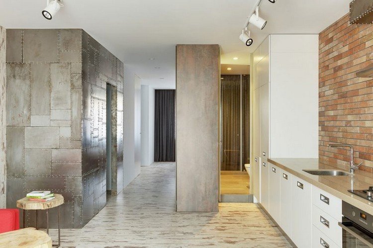 madeira-aço-interior-banheiro-passagem-divisórias de vidro
