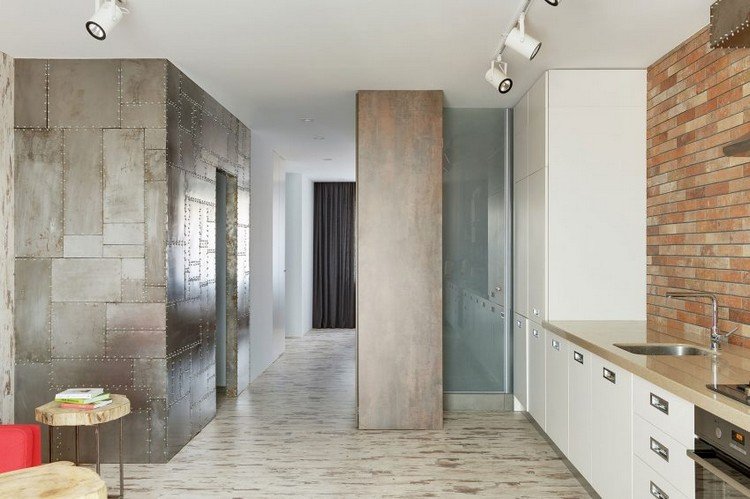 Madeira e aço interiores - cozinha - aparência de tijolos - parede traseira da cozinha