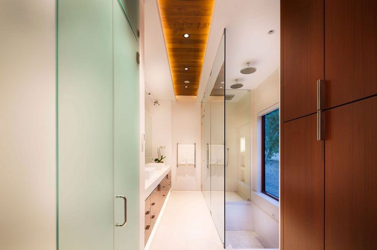 madeira-teto-base de armários-banheiro-parede divisória de vidro