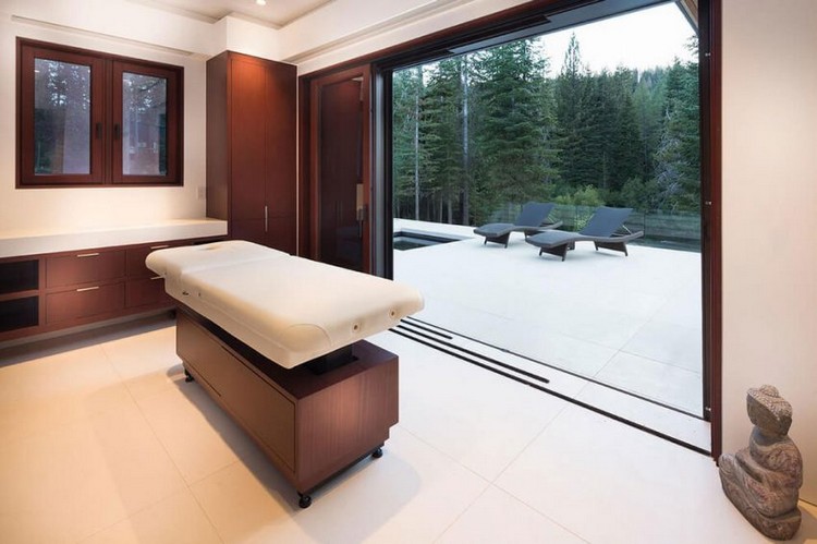 móveis de madeira - porta do pátio - sala de massagem - área da piscina