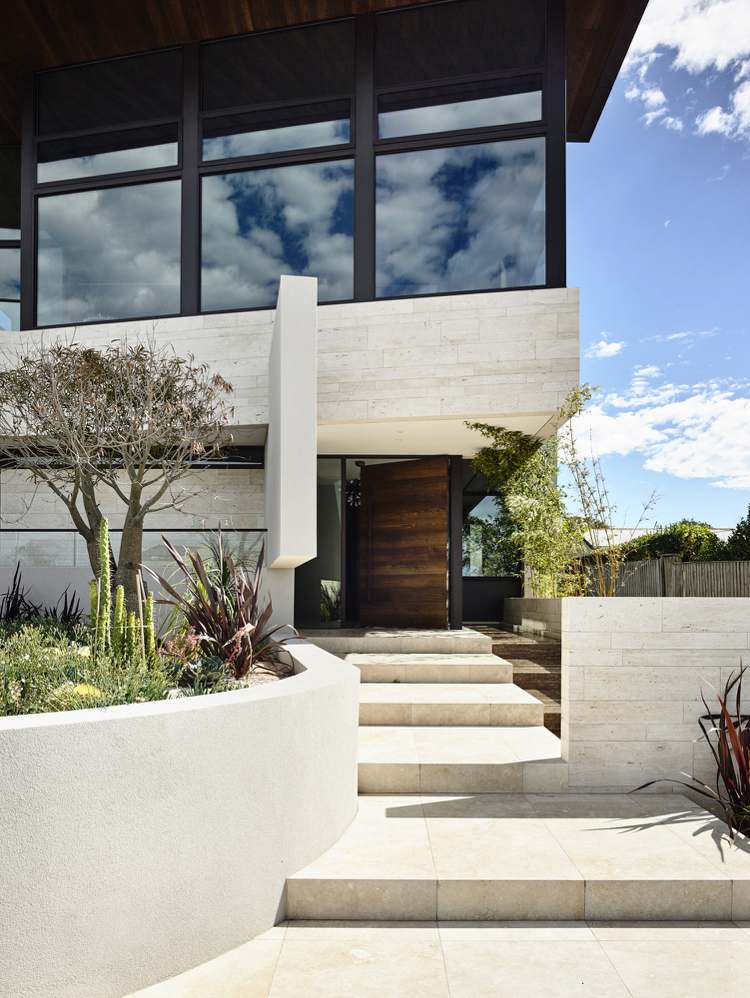 Vigas de madeira e calcário -modern-beach-house-garden-window