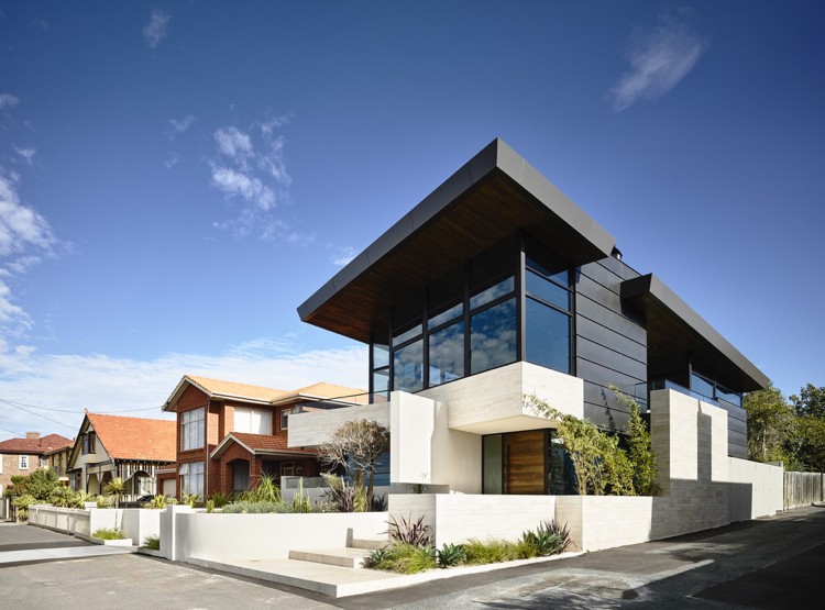 Vigas de madeira e calcário -moderno-casa-praia-arquitetura-jardim