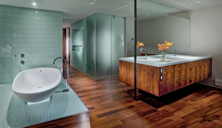 Piso de madeira-banheiro-ideias-moderno-penteadeira-vidro-box com chuveiro