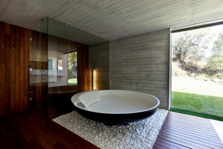 Piso de madeira-banheiro-moderno-autônomo-banheira