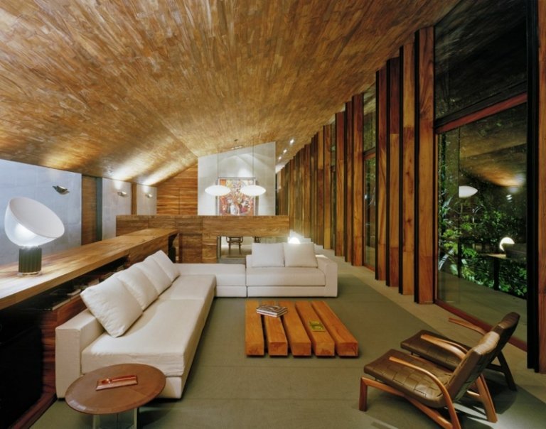 design de teto de madeira compensado com aparência de sofá de couro branco mesa de centro vigas rústicas