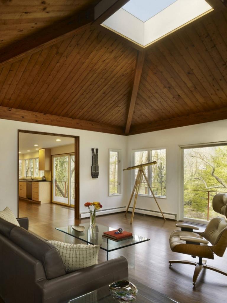 design de teto de madeira clarabóia ideia parquet escuro sala de estar minimalista
