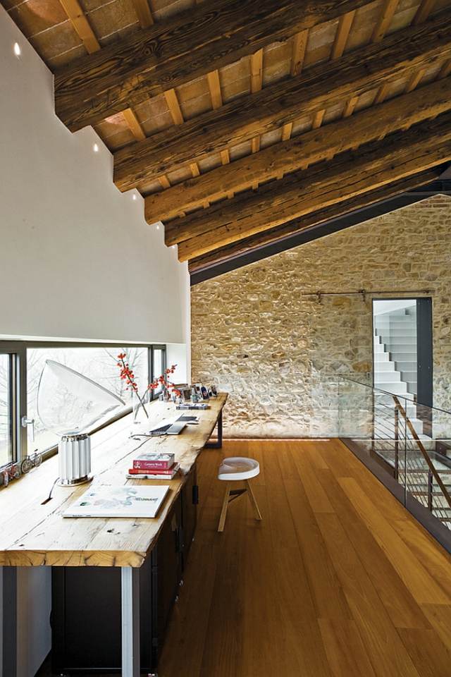 teto de madeira reformado com mesa e janela inclinada de dois andares