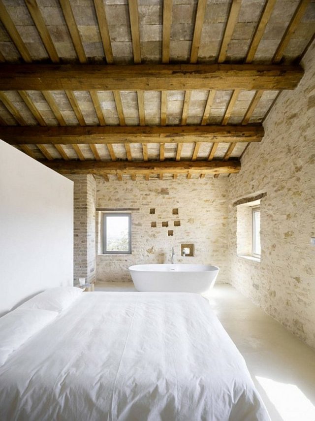 Banheira com viga de madeira em ideias de interiores de quartos