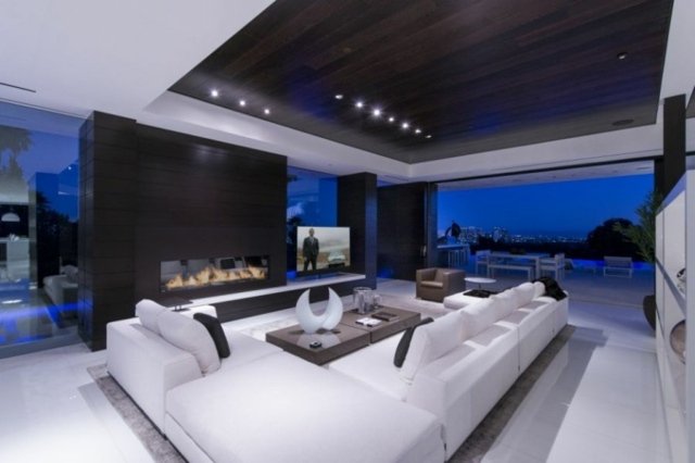 Conjunto de sofás brancos com lareira embutida, sala de estar espaçosa, casa do arquiteto