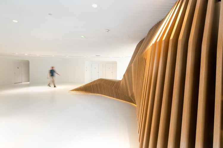 escadas de madeira dentro da estrutura de madeira com iluminação indireta branca