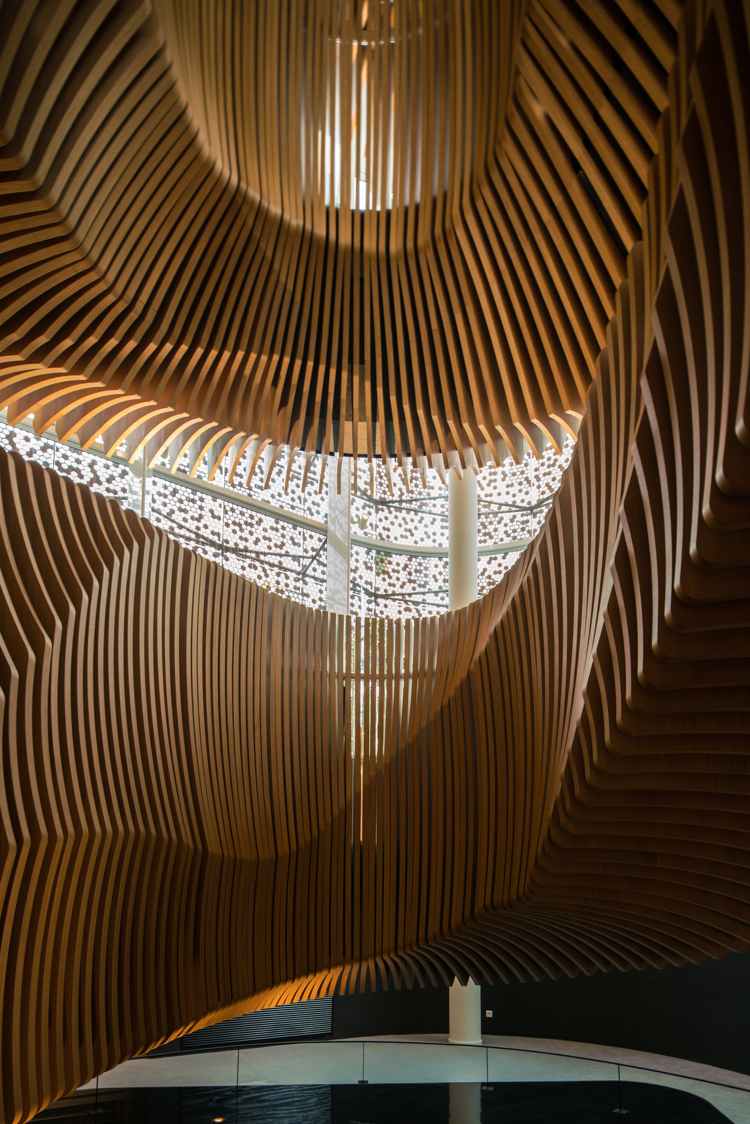 escada de madeira dentro de estrutura de madeira design arquitetura interior moderno