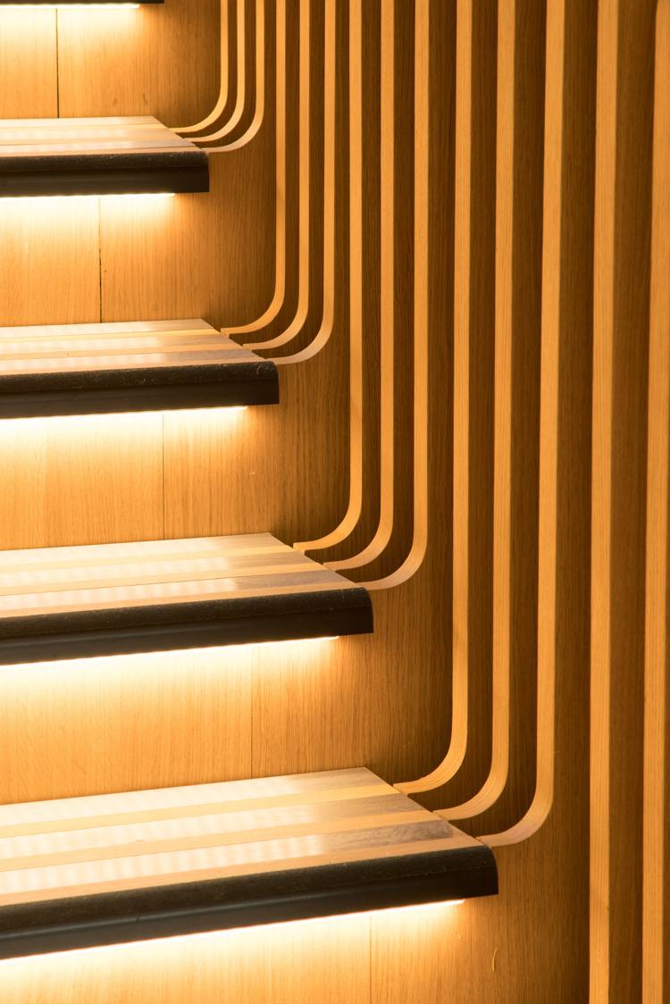 escadas de madeira dentro da estrutura de madeira, etapas do projeto, iluminação indireta