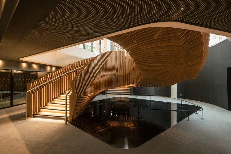 escadas de madeira dentro de estrutura de madeira design moderno corredor prédio de escritórios
