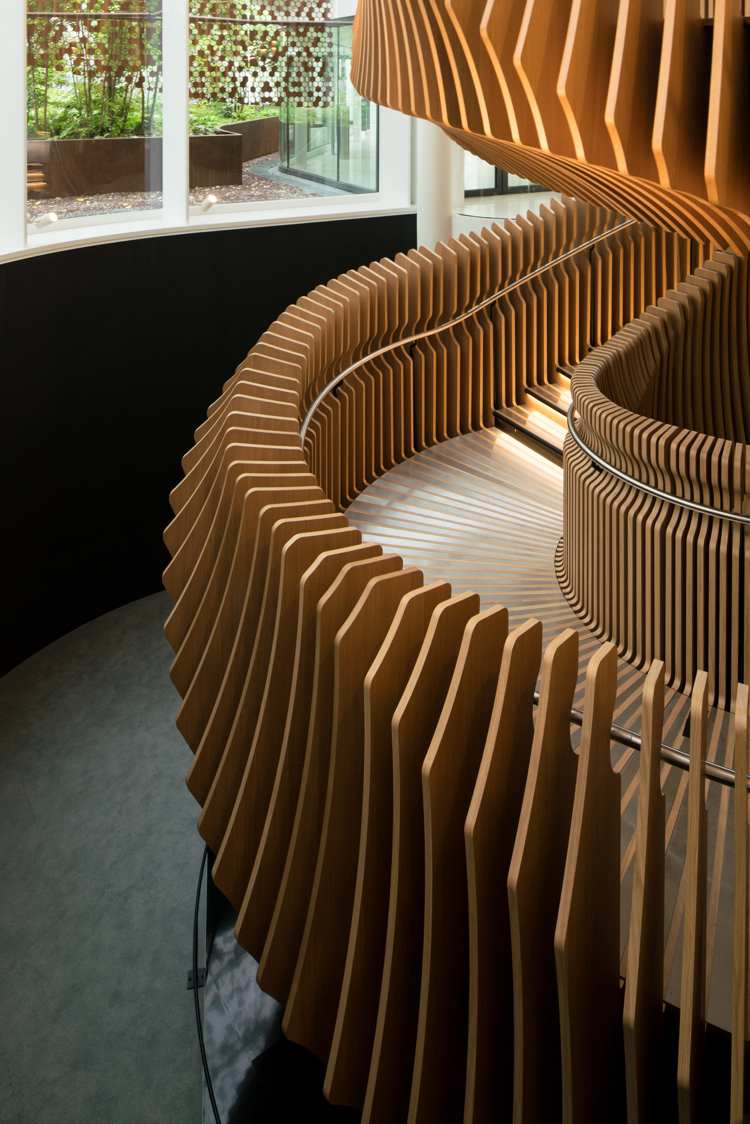 escadas de madeira dentro de estrutura de madeira design ripas de madeira