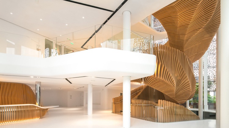 escadas de madeira dentro da estrutura de madeira design parapeito de vidro branco
