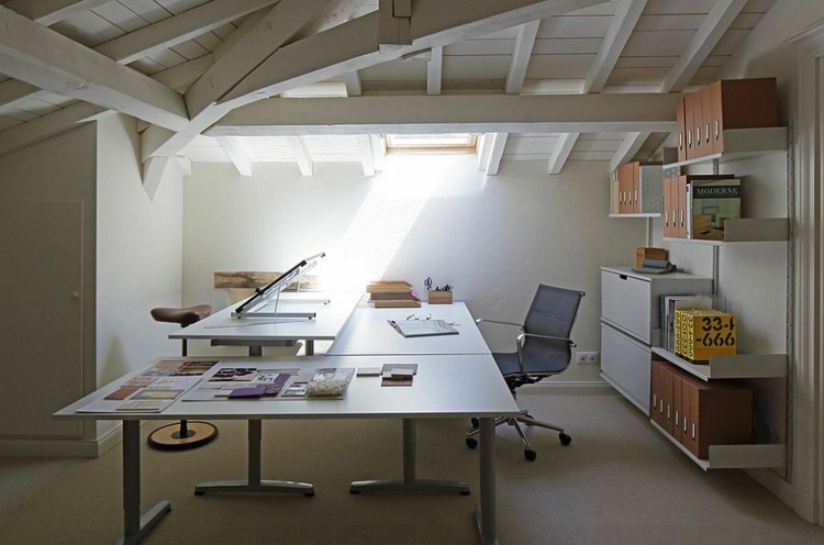 janela do telhado escritório em casa projeto prateleira de teto mesa vigas de telhado brancas