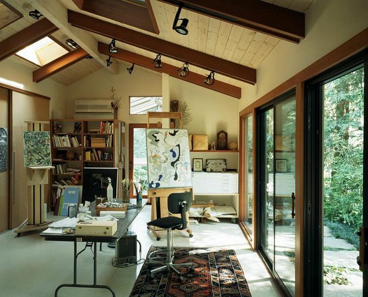 escritório em casa com claraboia design de atelier de viga de porta deslizante carpete