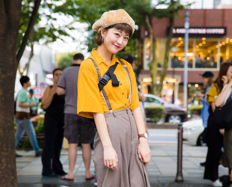 calças femininas calças xadrez camisa amarela mais chapéu