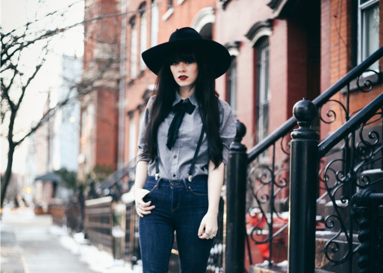 suspensório feminino camisa chapéu preto roupa
