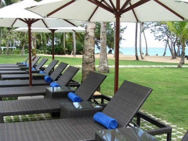 hotel na república dominicana espreguiçadeiras à beira da piscina
