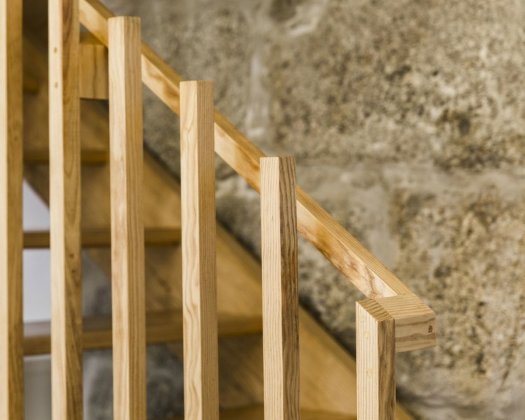 Hotel Porto escada em pedra natural parede em madeira dois pisos