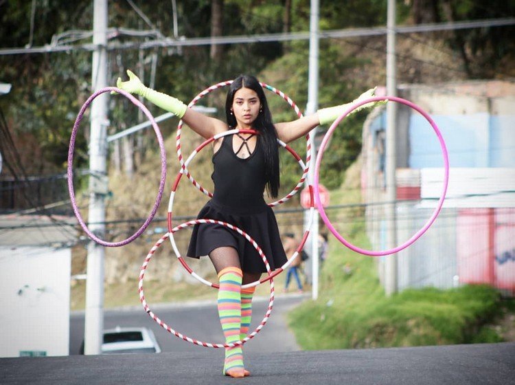 Hula Hoop para emagrecer. Treinamento de corpo inteiro com seu próprio peso