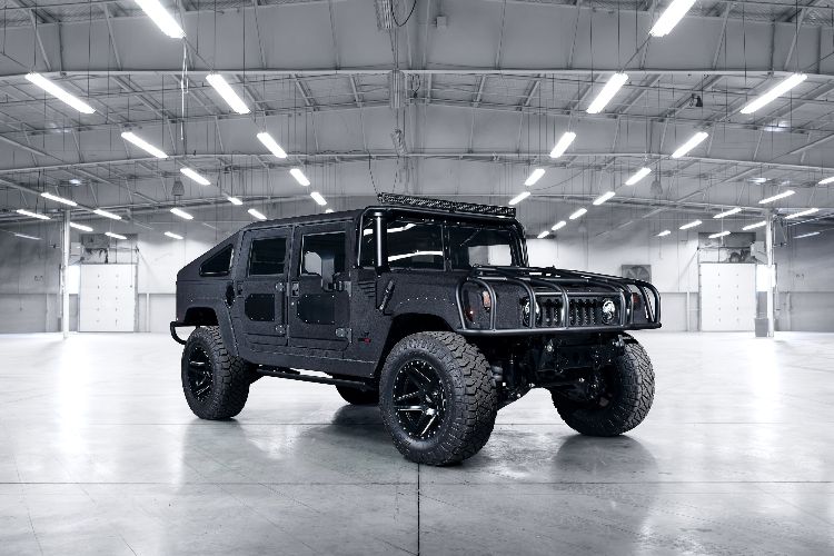 hummer h1 militar suv veículo militar mil spec acabamento automático luzes de néon brancas vista frontal da garagem