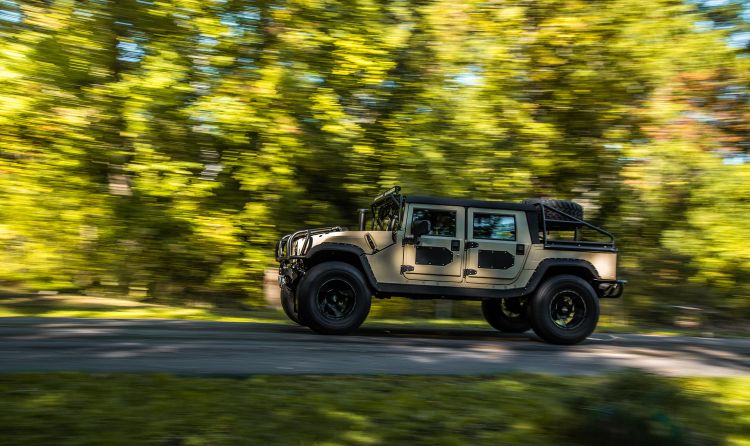 hummer h1 militar suv veículo militar mil spec auto versão vista lateral branca dirigindo rápido