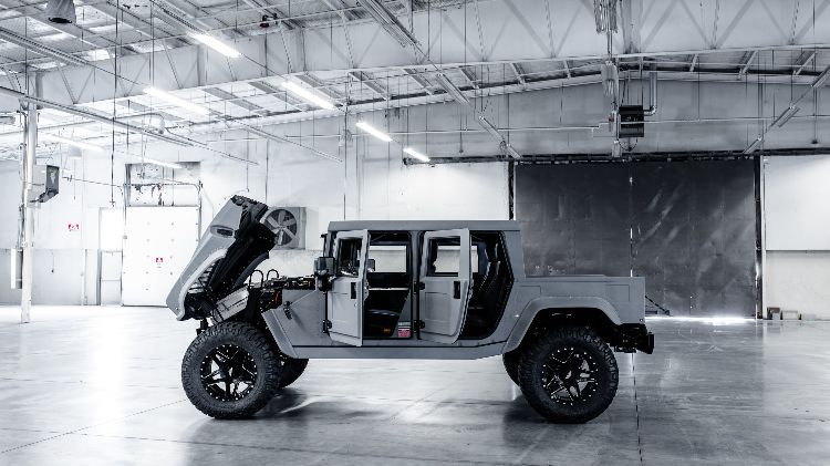 hummer h1 militar suv veículo militar mil spec acabamento automático luzes de néon brancas vista lateral da garagem