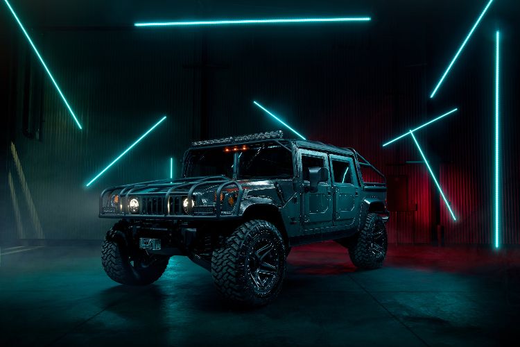 hummer h1 militar suv veículo militar mil spec acabamento automático luzes de néon azul vista frontal da garagem
