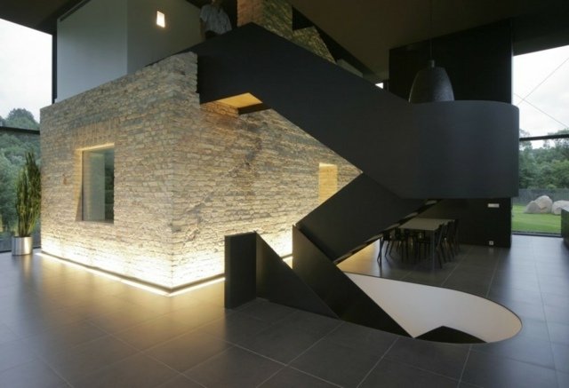 Ideia de renovação de casa de vidro para fachada de pedra com escada em espiral
