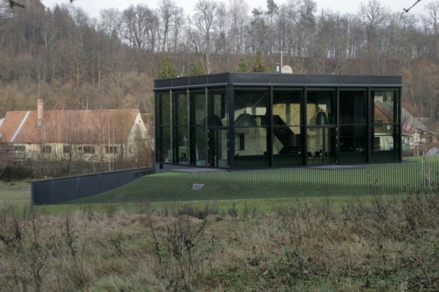 cerca de metal para jardim de arquitetura minimalista prédio antigo telhado plano