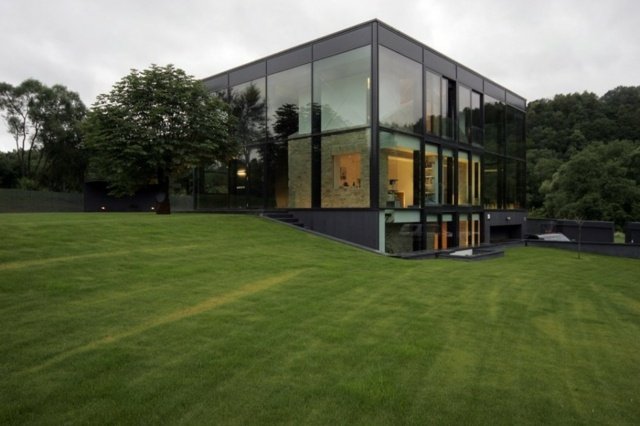 Arquitetura minimalista em casa de concha de vidro