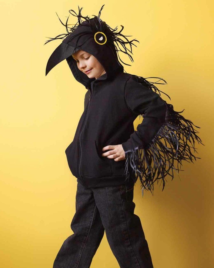 Carnaval com fantasia infantil de corvo preto e branco