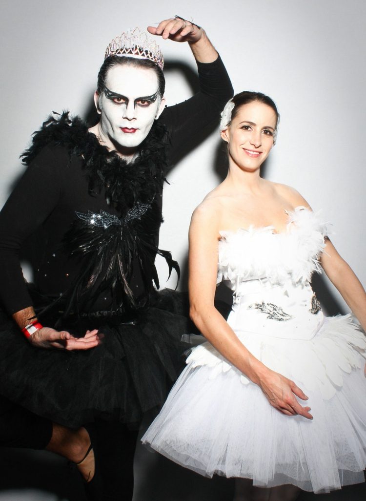 Carnaval em preto e branco cisne masculino com fantasia feminina