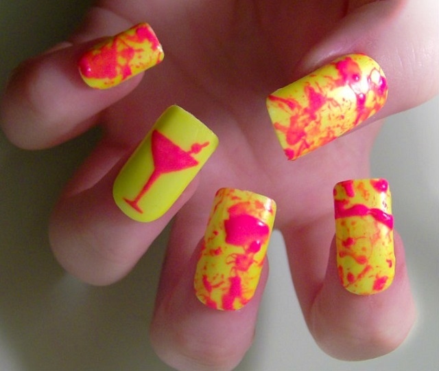 Criações de Nail Art-base amarela-revestimento-rosa-respingo de cor-martini-motivo de vidro