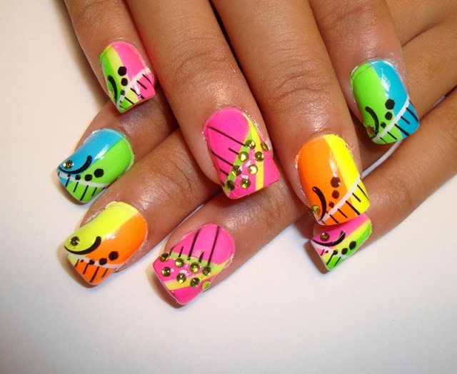 Decoração de unhas-strass-neon-laca-desenhos-feitos-à-mão-ideias-diy-Nailart