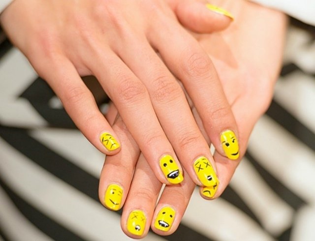 caras-engraçadas-caretas-por-mãos-desenhadas-idéias-unha-esmalte-amarelo-design