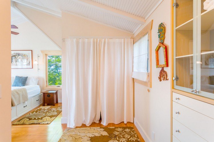 Ideias-abrir-guarda-roupa-quarto-telhado inclinado-nicho-cortinas brancas